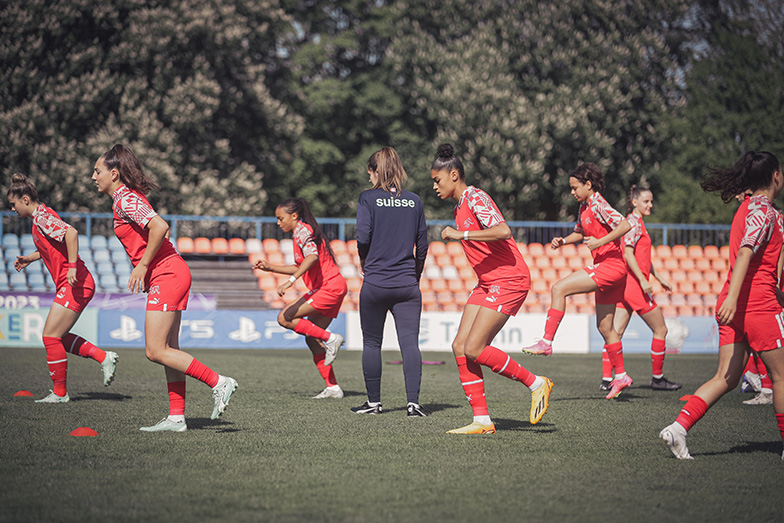 Das Schweizer Frauenfussball-Natioinalteam beim Training auf dem Rasenfeld.