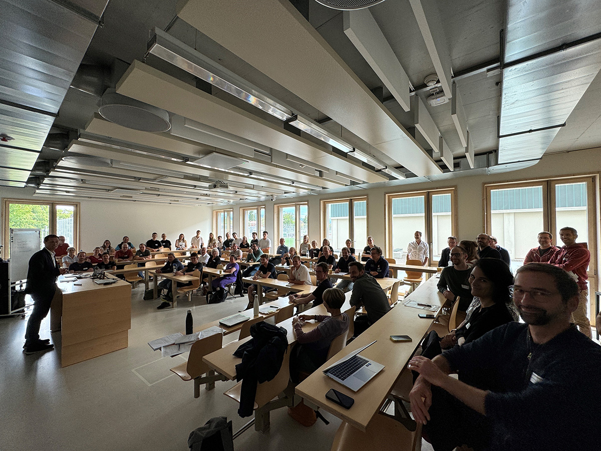 Teilnehmende am Symposium "Professionalisierung von Sportvereinen" im Hörsaal.