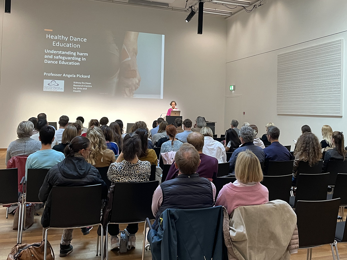 Eröffnung des Symposiums "Healthy Dance Science" durch Andrea Schärli mit den Teilnehmenden im Raum.